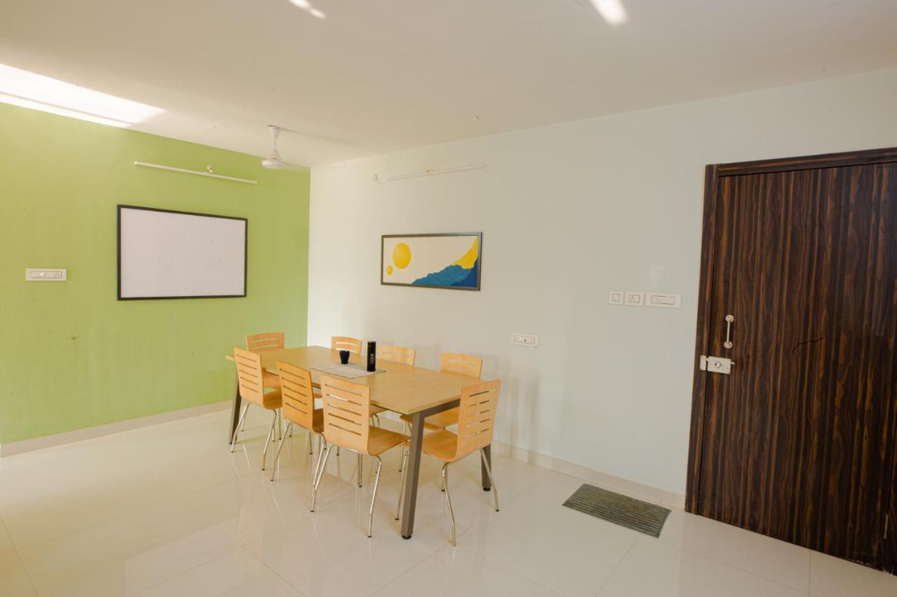 Хостел Covie Kharghar 200 Нави Мумбаи Экстерьер фото